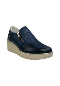 Scarpe slip-on in pelle blu forata con suola a zeppa, dettaglio con zip sul lato e base di colore chiaro in contrasto.
