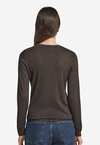 Brun långärmad tröja med rund halsringning och ribbade muddar, med en slät textur och en figurnära design vid midjan.