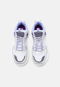 Λευκά και ασημί αθλητικά παπούτσια με μοβ λεπτομέρειες, πάνελ από δίχτυ, υφασμένα ελαστικά πέλματα και σχέδιο με κορδόνια. Διαθέτουν λογότυπο στη γλώσσα.