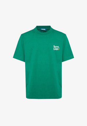 T-shirt vert à manches courtes et col rond avec un petit texte blanc « Barrow The Love For Crew » et un visage souriant sur la partie supérieure gauche de la poitrine.