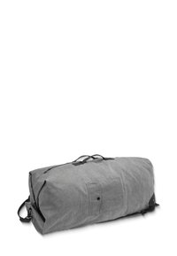 Grau canvas Reisetasche mit strukturiertem Design, ausgestattet mit schwarzem Zubehör, einer Seitentasche und zwei Griffen zum Tragen.