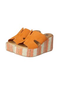 Oranje suède instap wedge sandalen met uitsnijdsels, voorzien van een gestructureerde gestreepte espadrille zool in beige en koraaltonen.
