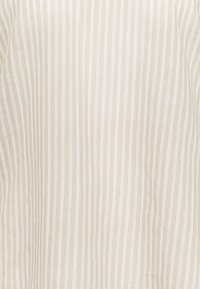 Tessuto di lino in un leggero colore beige con sottili strisce verticali bianche. Texture morbida con un'aspetto leggermente trasparente.
