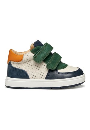 Børnesneaker med hvid perforeret læder, grønne ruskind Velcro-remme, marineblå og orange læderdetaljer samt en hvid gummisål.