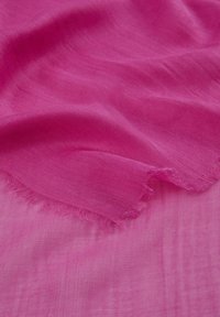 Lichtgewicht, doorschijnende roze stof met een zachte textuur en rafelige randen, die een uniforme kleur en een gladde afwerking toont.