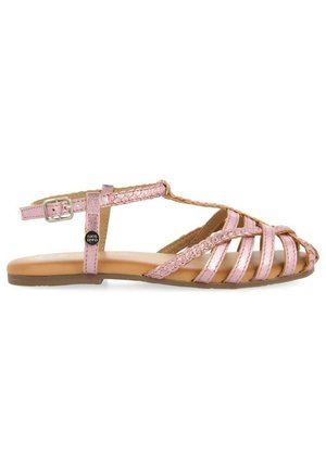 Sandalias metálicas rosas con tiras trenzadas, hebilla ajustable y suela plana color tostado. Diseño de punta abierta para mayor transpirabilidad.