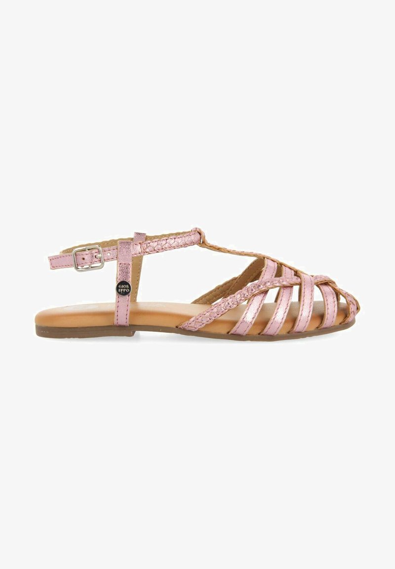 Sandales métalliques roses à lanières avec des détails tressés, une boucle réglable et une semelle plate couleur tan. Design ouvert sur le devant pour une meilleure respirabilité.