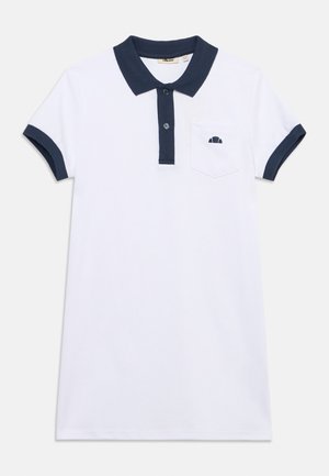 Λευκό φόρεμα πόλο με κοντό μανίκι, ναυτικό γιακά, λωρίδα με κουμπιά, μανσέτες στα μανίκια και τσέπη στο στήθος με μικρό ναυτικό λογότυπο.