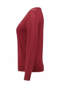 Maglione rosso a maglia con maniche lunghe, scollatura a V, polsini a costine e un logo sottile sul petto. Texture morbida con una silhouette aderente.