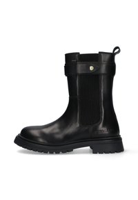 Botte noire en cuir jusqu'à la cheville avec un panneau latéral en tissu texturé, semelle en caoutchouc et une sangle d'accent avec un détail de bouton doré.