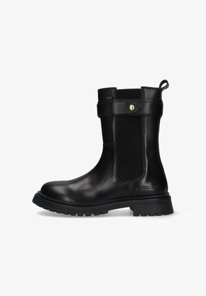 Zwarte leren enkelboot met een zijpaneel van gestructureerde stof, rubberen zool en een accentband met een gouden knoopdetail.