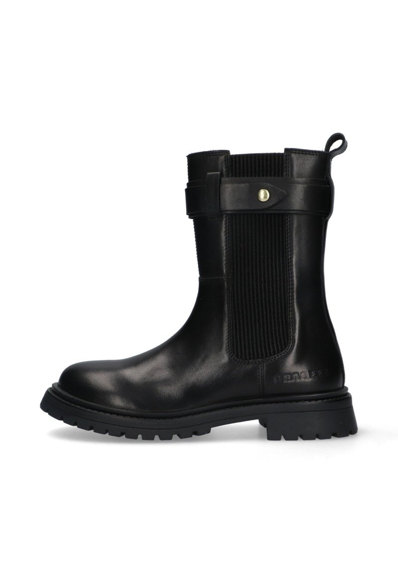 Botte noire en cuir jusqu'à la cheville avec un panneau latéral en tissu texturé, semelle en caoutchouc et une sangle d'accent avec un détail de bouton doré.
