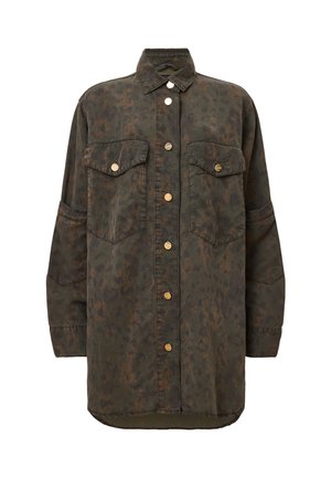 Olivgrüne Shirtjacke aus weichem Material mit dezentem Leopardenmuster, ausgestattet mit zwei Brusttaschen und goldfarbenen Druckknöpfen.