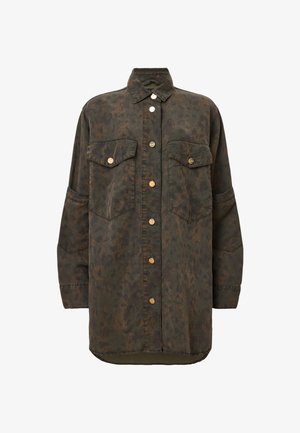 Olivgrüne Shirtjacke aus weichem Material mit dezentem Leopardenmuster, ausgestattet mit zwei Brusttaschen und goldfarbenen Druckknöpfen.