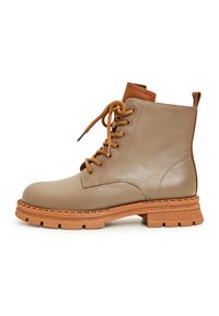Bottines en cuir beige à lacets, avec une surface texturée, un accent de talon marron et une semelle en caoutchouc robuste pour une meilleure traction.