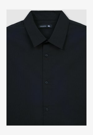 Camicia nera con bottoni in tessuto morbido. Presenta un colletto appuntito, una patta frontale con bottoni e un'etichetta con la scritta "Terranova XL."