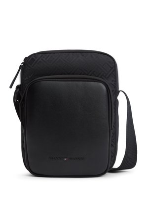 Sac bandoulière noir en tissu texturé, poche avant zippée en cuir et sangle réglable, avec petit logo Tommy Hilfiger.