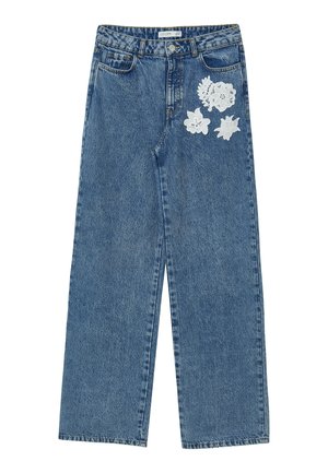 Jeans in denim blu con vita alta e gamba ampia. Presentano ricami floreali bianchi sul davanti, cinque tasche e una chiusura a bottone classica.