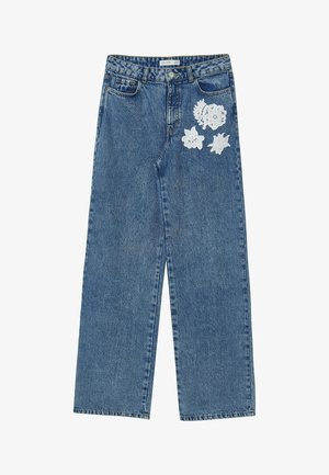 Jeans in denim blu con vita alta e gamba ampia. Presentano ricami floreali bianchi sul davanti, cinque tasche e una chiusura a bottone classica.