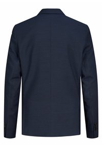 Blazer ajusté bleu marine avec une texture lisse, fente arrière unique et détails de boutons à trois sur les poignets. Design classique à revers cranté.