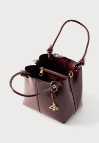 Geantă tip sac din piele burgundy cu finisaj texturat, două mânere împletite, accente de hardware aurii și un buzunar interior cu fermoar.