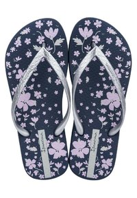 Chanclas de color azul oscuro con un patrón floral que presenta flores rosas. Las correas plateadas acentúan el diseño, con plantillas texturizadas para mayor agarre.