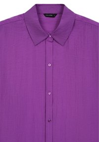 Lila Hemdbluse mit spitzem Kragen und drei sichtbaren Knöpfen auf der Vorderseite, Größe klein, etikettiert von Calliope.