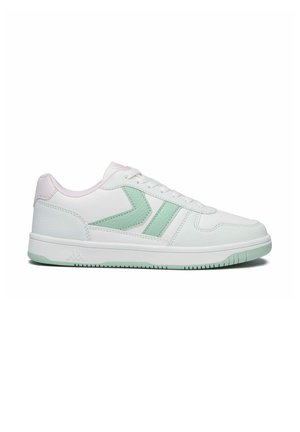 Sneaker bianco basso con dettagli a chevron verde pastello, linguetta sul tallone rosa pastello, lacci bianchi e dettagli sulla suola verdi.