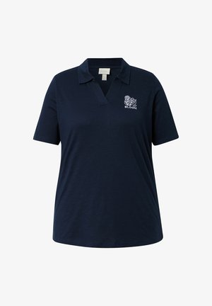 Granatowa koszulka polo z krótkim rękawem, otwartym kołnierzem i białym kwiatowym logo "BLOOM" po lewej stronie klatki piersiowej.