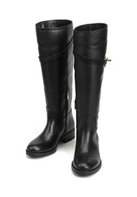 Czarne skórzane kozaki do kolan o gładkiej fakturze, z bocznymi zamkami błyskawicznymi i dekoracyjnym paskiem z akcentem w złotym kolorze. Płaskie podeszwy.