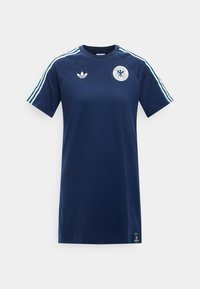 Σκούρο μπλε φόρεμα Adidas με κοντά μανίκια, ανοιχτό μπλε ρίγες στους ώμους και το λογότυπο της γερμανικής ομάδας ποδοσφαίρου στο στήθος.