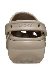 Crocs beige con finitura testurizzata e tracolla, dotati di fori di ventilazione sui lati e logo distintivo sul retro.