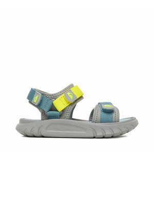 Graue Sandale mit blauen und gelben verstellbaren Riemen und einer dicken, strukturierten Sohle, gestaltet für Komfort und Freizeit.