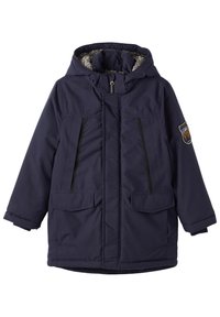 Parka d'hiver bleu marine à capuche avec doublure en polaire, fermeture éclair frontale, deux poches zippées verticales, poches à rabat et un écusson sur la manche gauche.