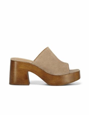 Mule aperto in suede beige con tacco chunky in legno curvo e piattaforma, caratterizzato da una texture liscia e un design elegante.