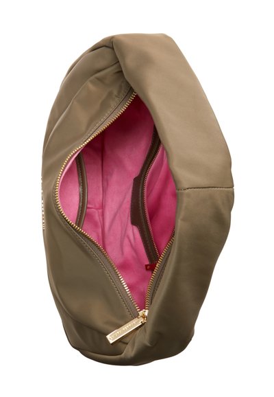 Olivengroene handtas met een uniek, afgerond ontwerp. Gouden ritssluiting en een roze voering met twee vakken voor organisatie.