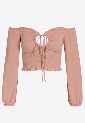 Różowy krótki top z krótkim rękawem, z odkrytymi ramionami, marszczonym przodem i wiązaniem przy dekolcie. Posiada falbaniaste krawędzie oraz długie rękawy.