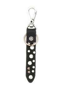 Portachiavi in pelle nera con borchie argentate, anello metallico e clip a moschettone per il fissaggio.