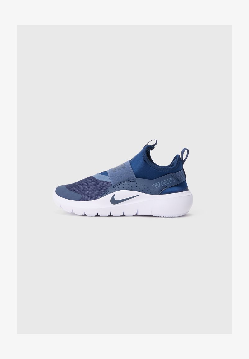 Pantofii sport de culoare bleumarin, cu panouri din plasă, curea elastică și toc texturat. Tălpică albă cu detalii în negru și textul „JUST DO IT”.