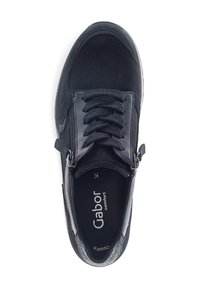 Zwarte sneaker van suede en leer, met veters en een zijrits. Het interieur heeft een zachte binnenzool. Klassieke ronde neusvorm.