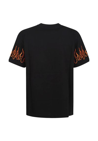 T-shirt nera in cotone con maniche corte, caratterizzata da ricami di fiamme arancioni sulle maniche. Design classico con scollatura a girocollo e vestibilità rilassata.