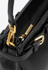 Borsa a tracolla in pelle nera con finitura texturizzata, hardware dorato e chiusura con zip. Presenta un'etichetta del marchio ben visibile all'interno della borsa.