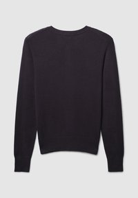 Maglione lavorato a maglia di colore viola scuro, con collo rotondo, maniche lunghe e polsini e orlo a costine; texture liscia con dettagli di cucitura sottili.