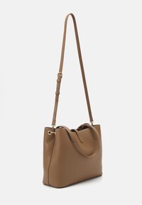 Hnědá syntetická kožená taška s embosovaným logem, dvojitými horními uchy a nastavitelným ramenním popruhem. Hladký povrch, střední velikost.