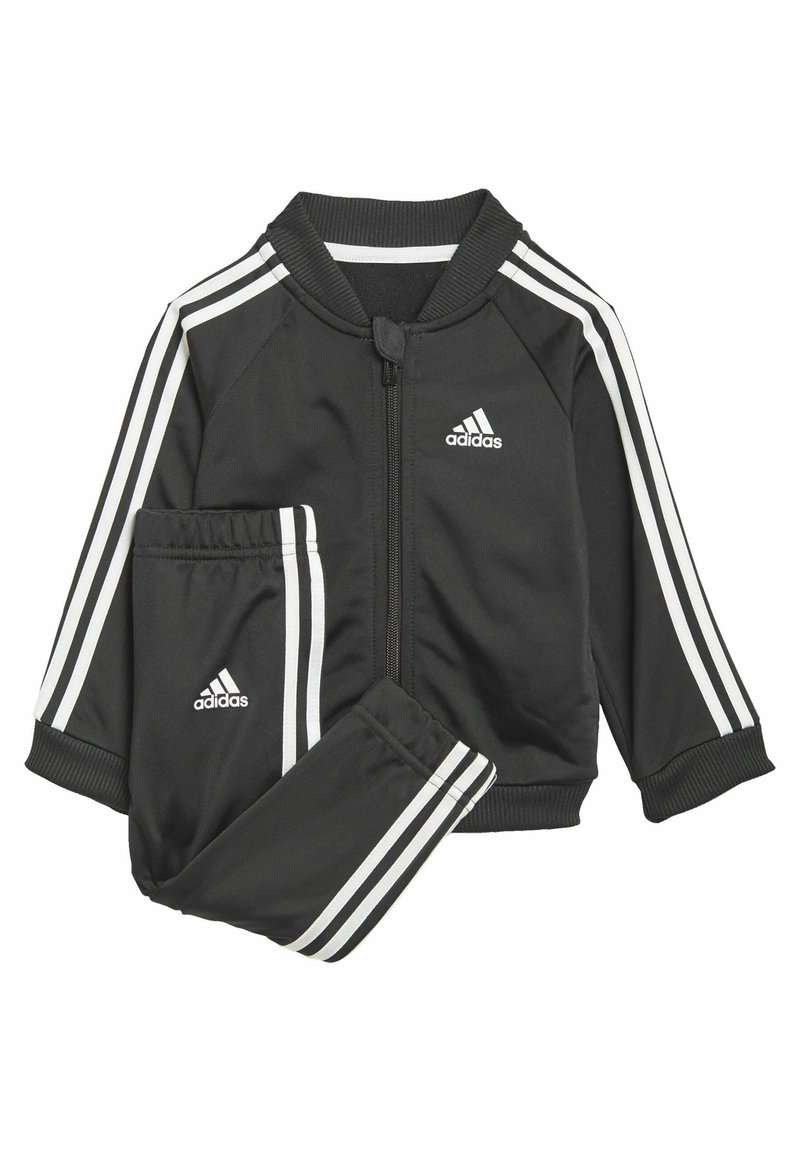 Survêtement noir en matériau lisse, avec des accents à trois bandes blanches sur les manches et le pantalon, comprenant une veste zippée et une taille élastique.