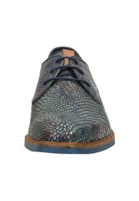 Lederen oxford schoen met een getextureerd reptielenpatroon in blauwe en groene tinten, voorzien van blauwe veters en een bruine zool.