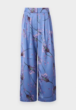 Szerokie spodnie w jasnoniebieskim materiale z kwiecistym wzorem w odcieniach różu i zieleni, z usztywnioną talią i plisami.