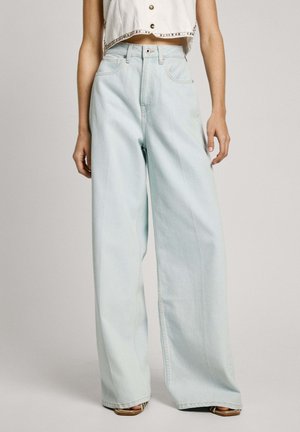 Jeans de corte amplio en un azul claro, fabricados en denim, con tiro alto, costuras rectas y un ajuste relajado, diseñados para uso casual.