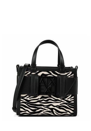 Sort-hvid zebra print håndtaske med sorte læderhåndtag, bredt bælte-detalje og A|X Armani Exchange logo på fronten.