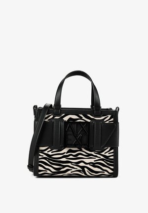 Sort-hvid zebra print håndtaske med sorte læderhåndtag, bredt bælte-detalje og A|X Armani Exchange logo på fronten.